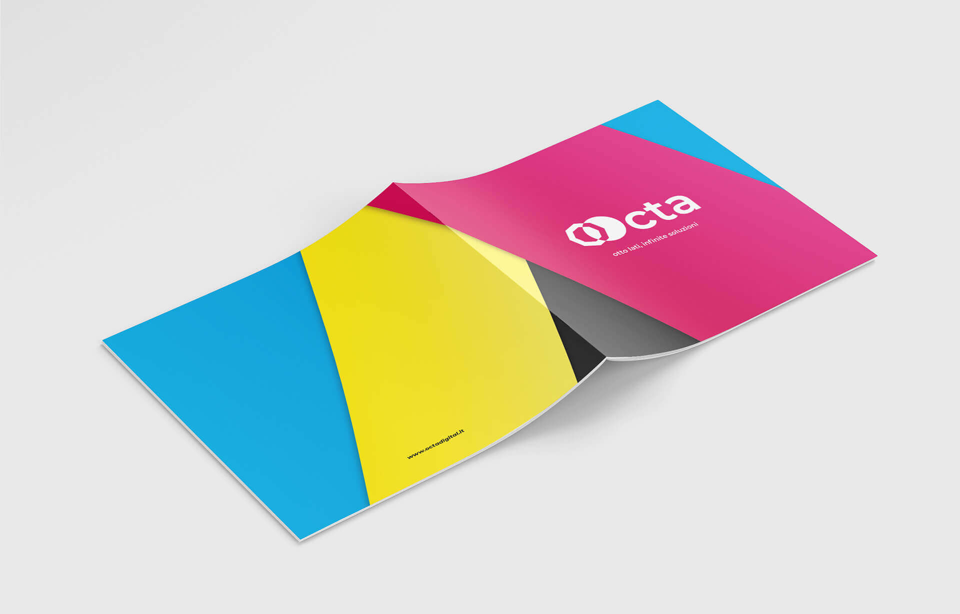 octa-portfolio-grafica--01-Octa---Square-Brochure-Mockup-5-